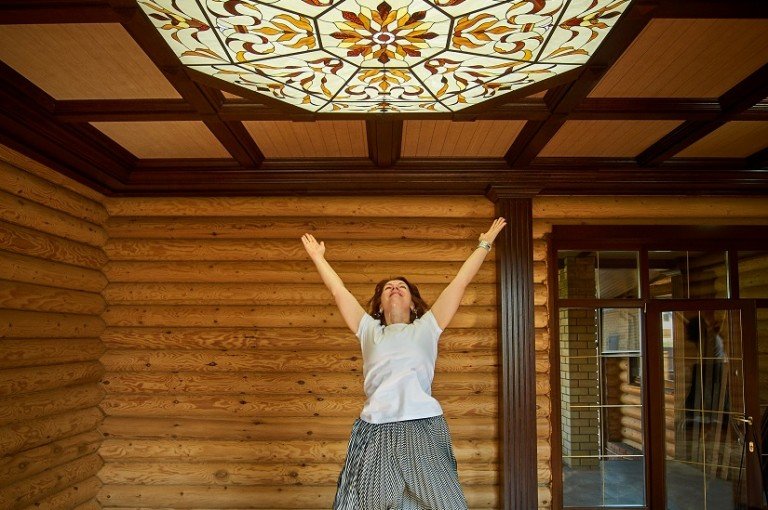 Витражный потолок, имеет форму фонаря. Деревянный дом пос. Никольское. Август 2019 год. 