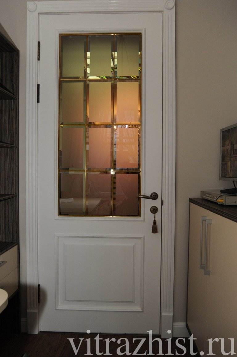 Белые двери с витражами.
