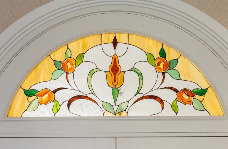 Арочная фрамуга с витражом.
