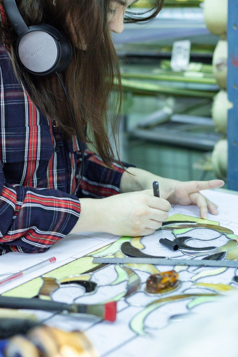 Участок по сборке витражей в технике Тиффани