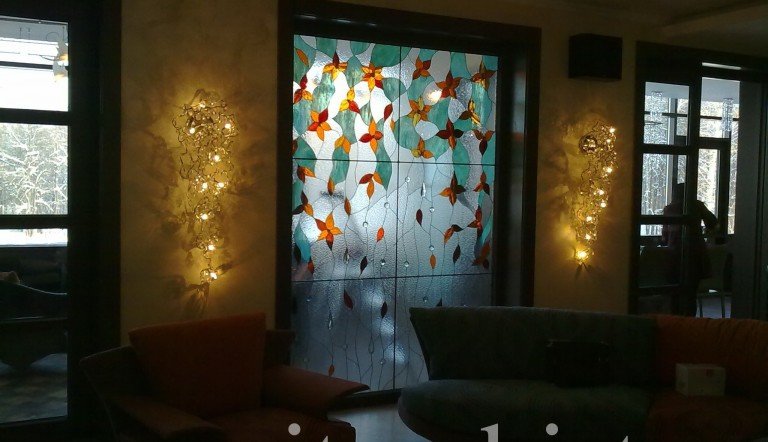 Витраж Тиффани с фацетными элементами и стразами сваровски. ЖК Суворовский г. Казань
