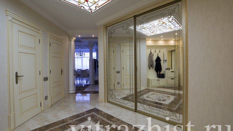 Витражный потолок в холле. Квартира в ЖК Панорама. г. Казань
