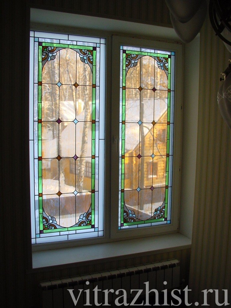 Окна с витражами в загородном доме
