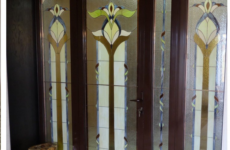 Витраж Тиффани. Входная алюминиевая группа. Частный дом г. Казань.

