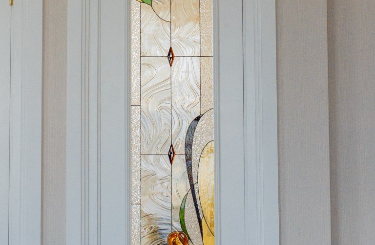 Арочная фрамуга с витражом.
