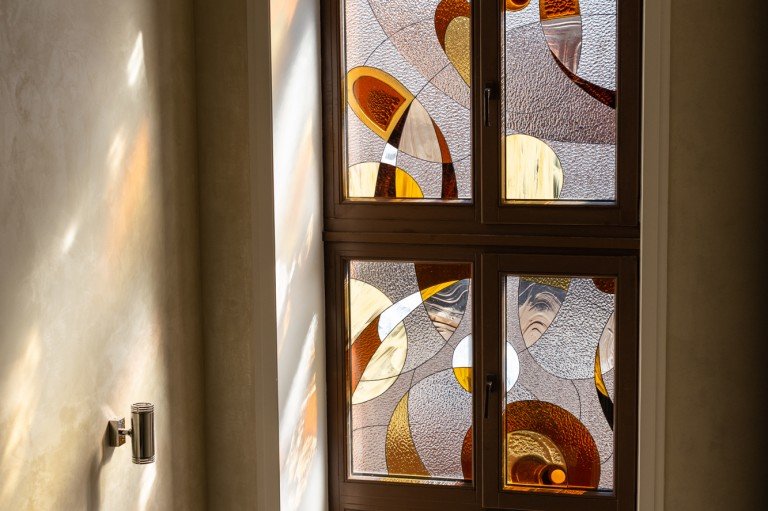 Витраж в деревянном окне
