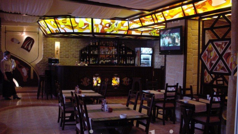 Витражные потолоки в деревянном каркасе. Кафе по ул.Правобулачная г. Казань
