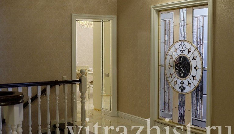 Витраж в проеме. Размер 1300*2500 мм.Техника Тиффани с фацетными элементами. Каркас латунь. Пос. Матур г. Казань
