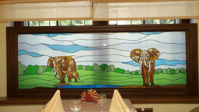 Декор окна витражами. Можно украсить окно и скрыть неприглядный вид из окна. Ресторан-отель Дербышки.
