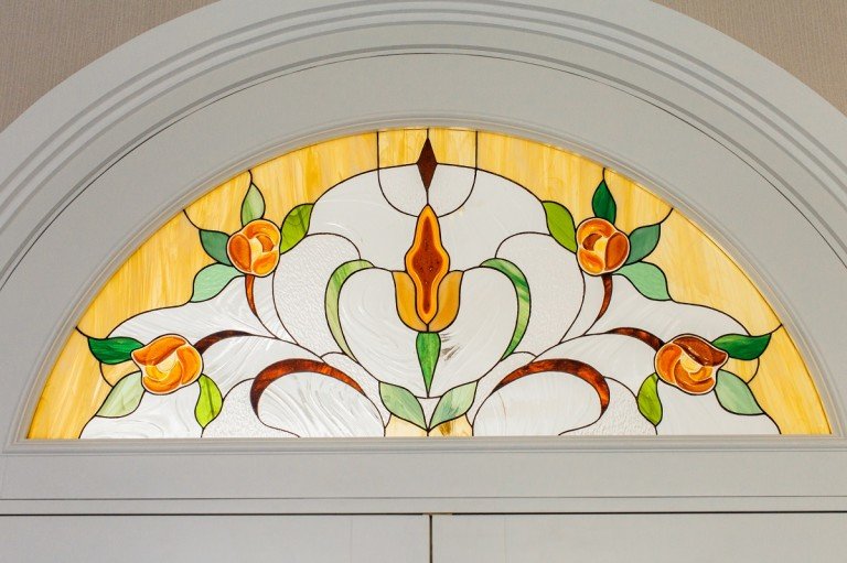 Арочная фрамуга. Витраж тиффани.
