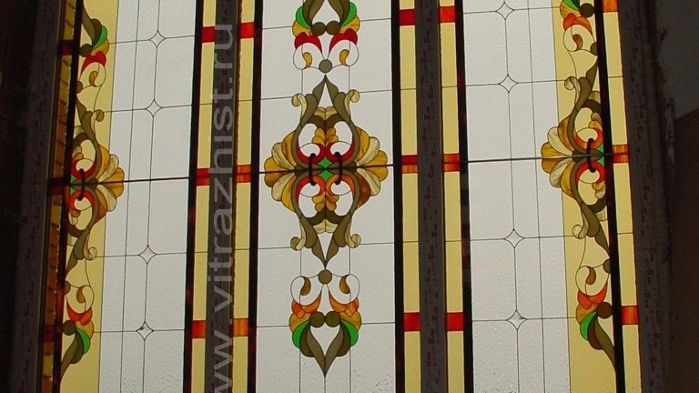 Витраж Тиффани. Лестничный марш. Частный дом в Верхнем Услоне.
