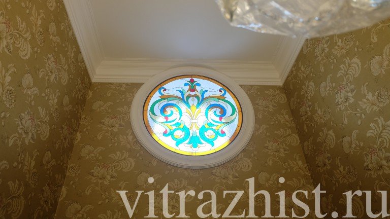 Окно на лестнице. Дом пос. Алтан. &nbsp;г. Казань
