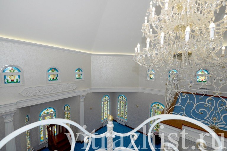 Витраж в оконном проеме
