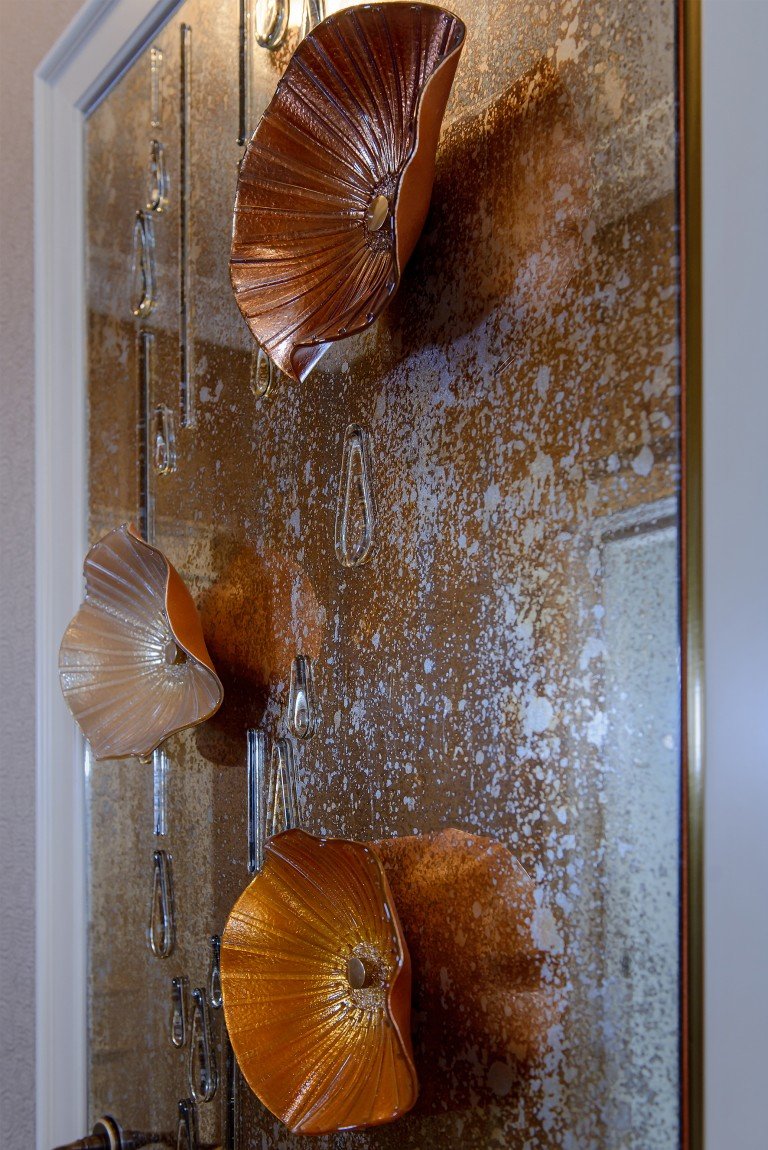 Состаренное зеркало и цветы
