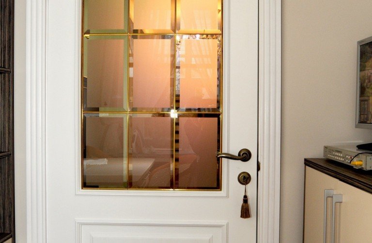 Классический витраж. Фацетные стекла в латунном профиле. Частный дом г. Казань.
