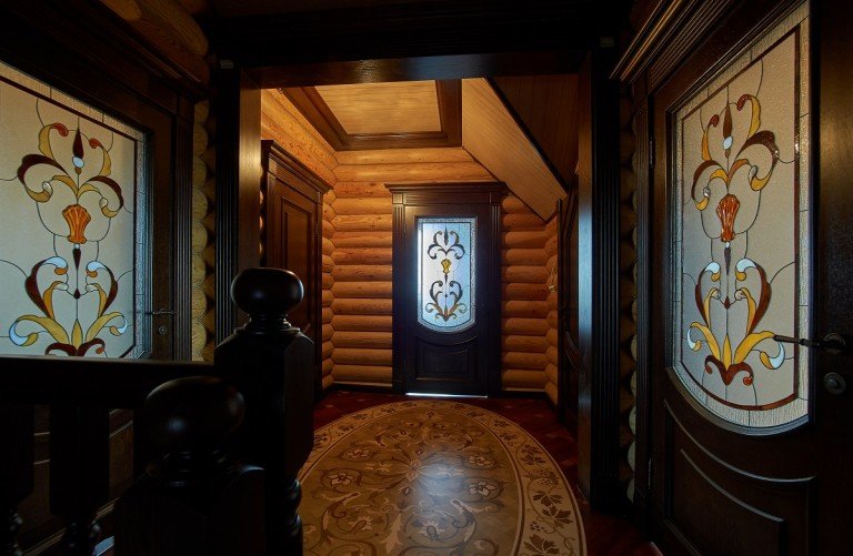 Двери с витражами в интерьере сруба
