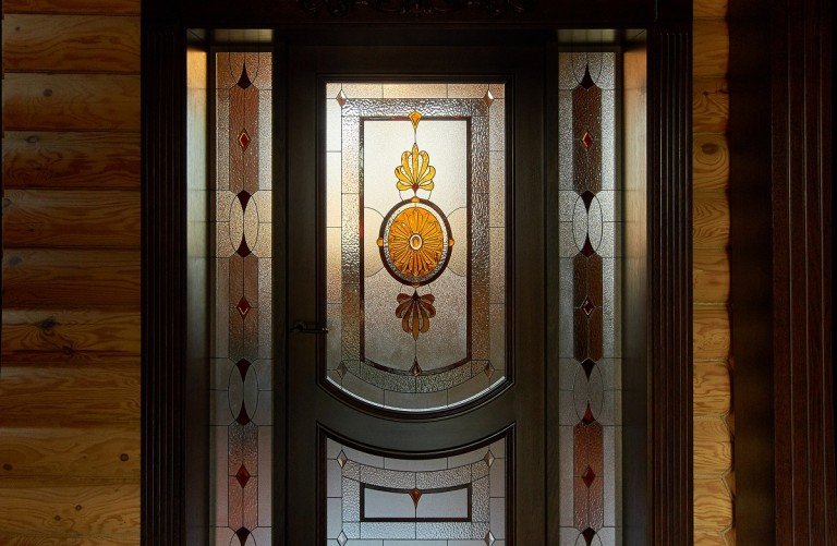 Двери с витражами
