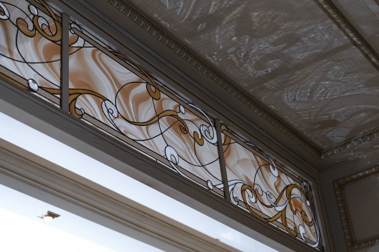 Дерево и витраж в интерьере
