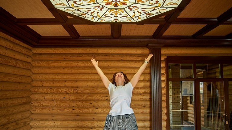 Витражный потолок в деревянном доме. пос. Никольское
