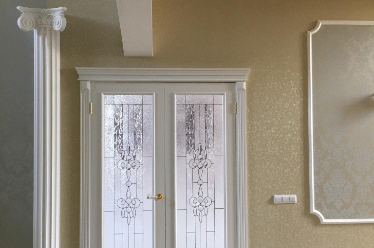 Частный дом. Витраж на лестнице. Двери с фацетными витражами.