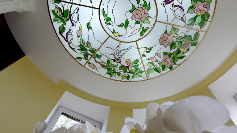 Витраж круглый над обеденным столом. Диаметр 1600мм. Частный дом пос. Салмачи
