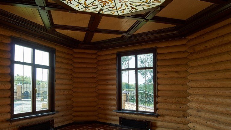 Витраж в деревянном доме
