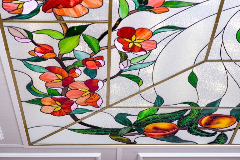 Потолочный витраж. Освещение кухни.
