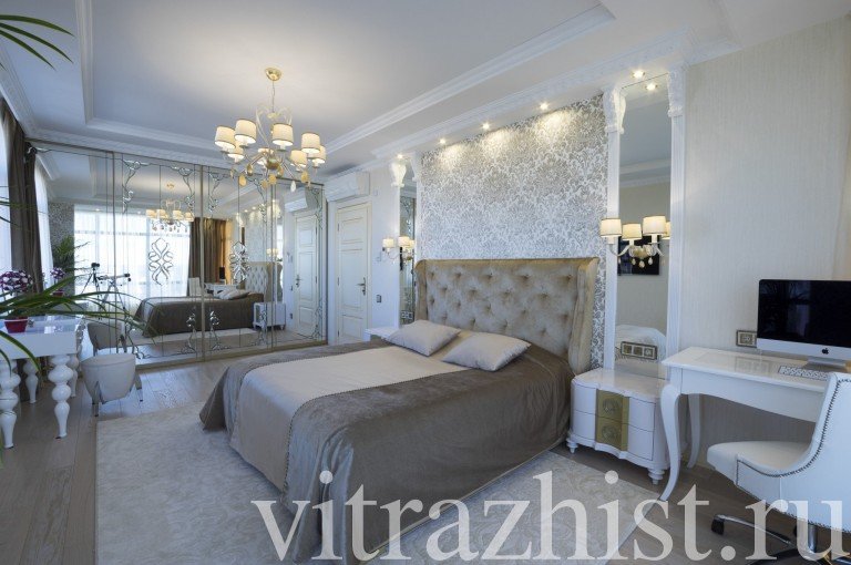 Витраж с фацетными элементами. Шкаф купе.Прекрасное решение для спальной комнаты. Квартира ЖК Панорама г. Казань.
