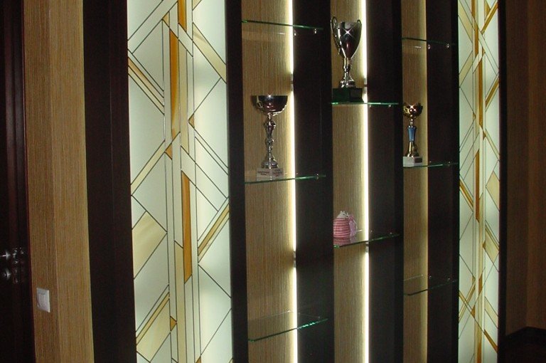 Стеллаж с витражными вставками. Квартира г. Казань ул. Япеева.
