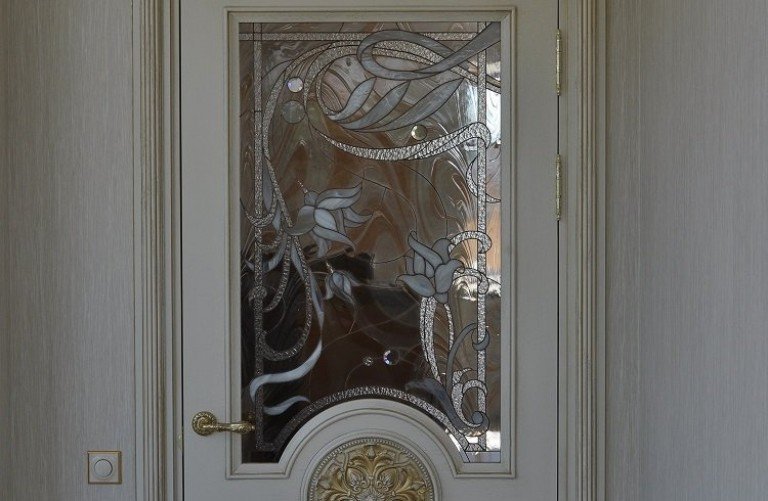 Классические двери с витражом
