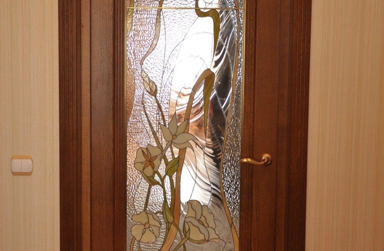 Витраж в двери.  Частный дом , пос. Нефтяников
