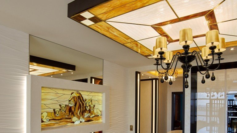 Витраж потолочный и ниша на стене. Техника Тиффани. Квартира ЖК Панорама
