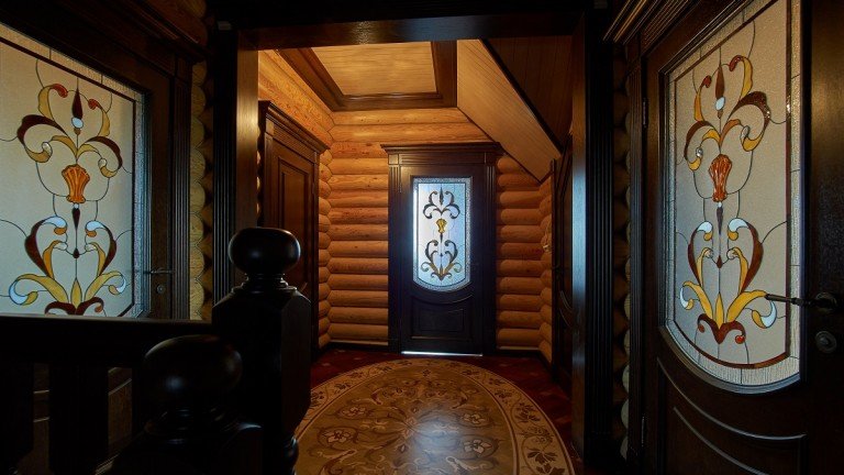 Двери с витражами в интерьере сруба
