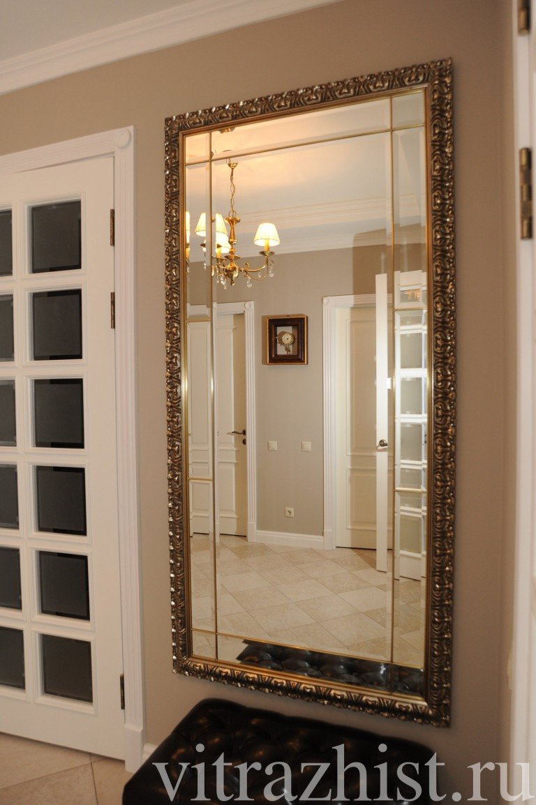 Зеркало с фацетом в латунном профиле
