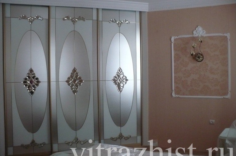 Витраж с фацетными элементами. Частный дом пос. Алтан.
