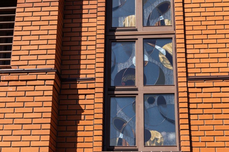 Витраж в экстерьере
