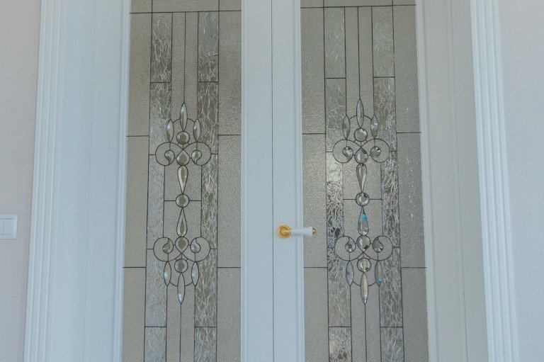 Двери с витражами. Без освещения.
