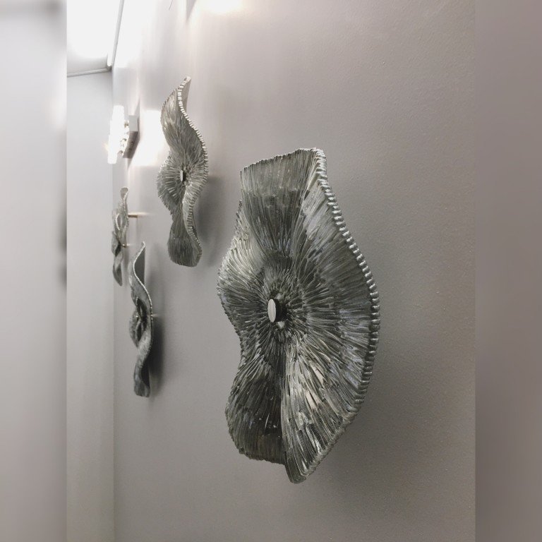 Декор для стены. Цветы из стекла. Цвет Серебро. 

Диаметр от 230 мм до 500 мм. 5 шт. На заказ.
