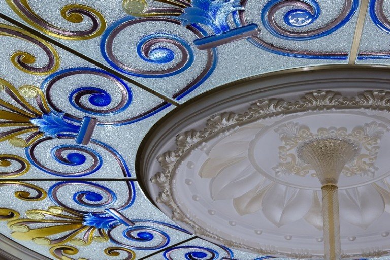 Витраж с люстрой
