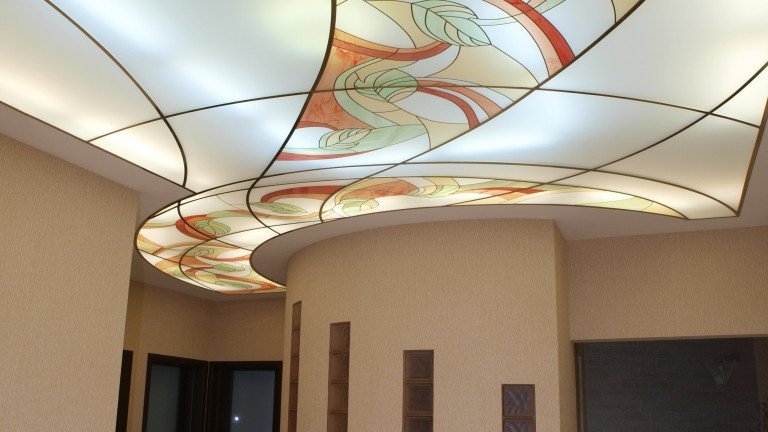 Витражный потолок в холле. Каркас латунный. Витраж накладной. Квартира в доме&nbsp;по ул. Дзержинского г. Казань.
