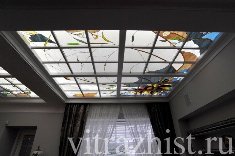 Витраж потолок в деревянной раме

