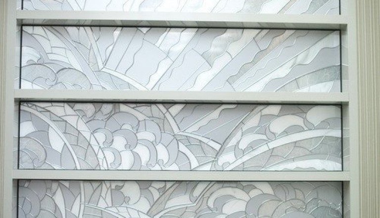 Витраж в раме. Перегородка между холлом и гардеробной. ЖК Суворовский г. Казань
