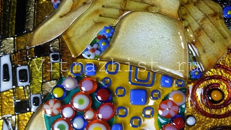 Элементы лица выполнены в технике горячей живописи.
