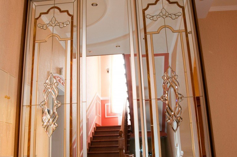 Фацетный витраж шкаф купе. Холл частного дома. г. Казань пос. Мирный&nbsp;
