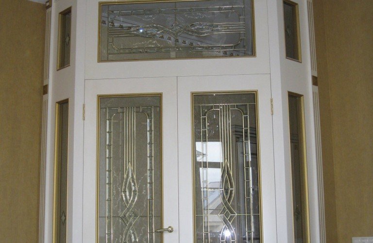 Классические белые двери с фацетными витражами
