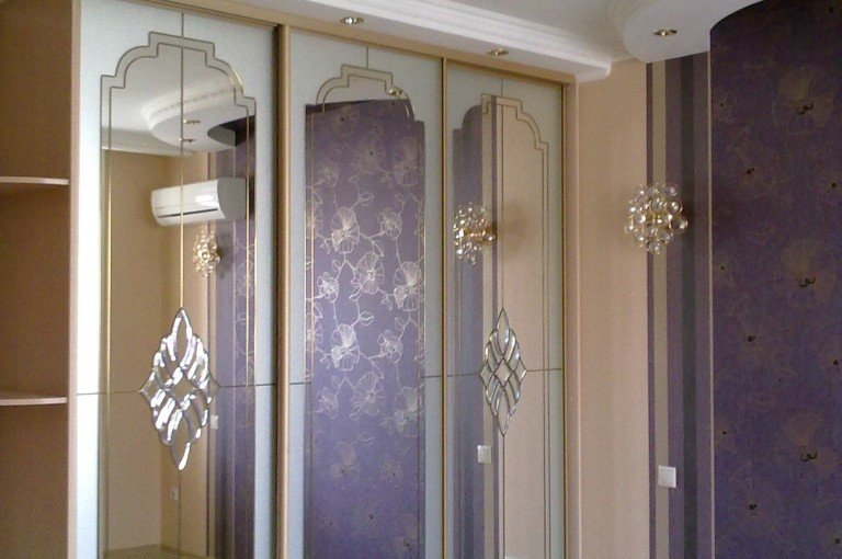 Витраж шкаф купе спальня.
