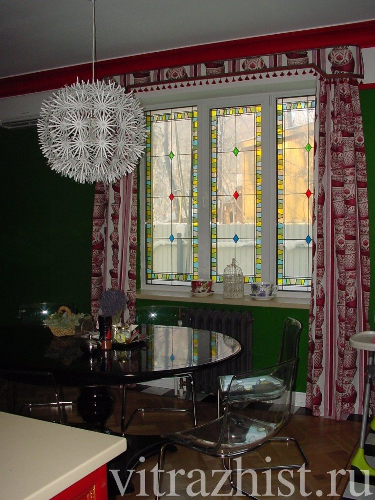 Витраж в оконном проеме

