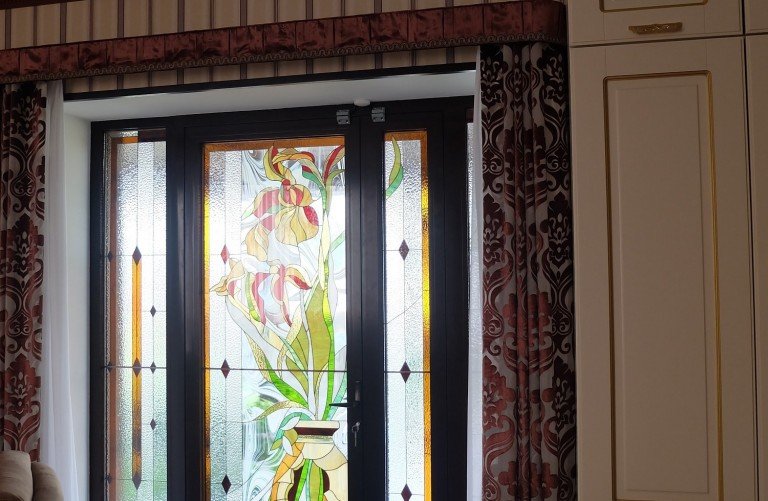 Витраж Тиффани. Выход в зимний сад. Частный дом Аракчино.
